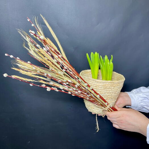 Декор на Пасху. Гиацинты белые в плетеном кашпо и букет с вербой