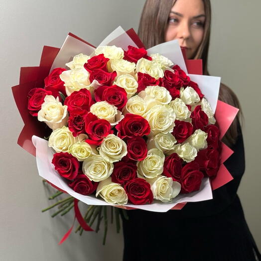 Букет из 51 красной и белой розы