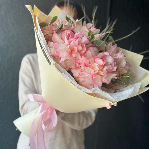 Airy bouquet of French roses