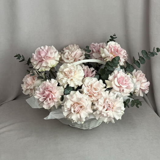 17 розовых французских роз с эвкалиптом в корзине 🌸🌸🌸