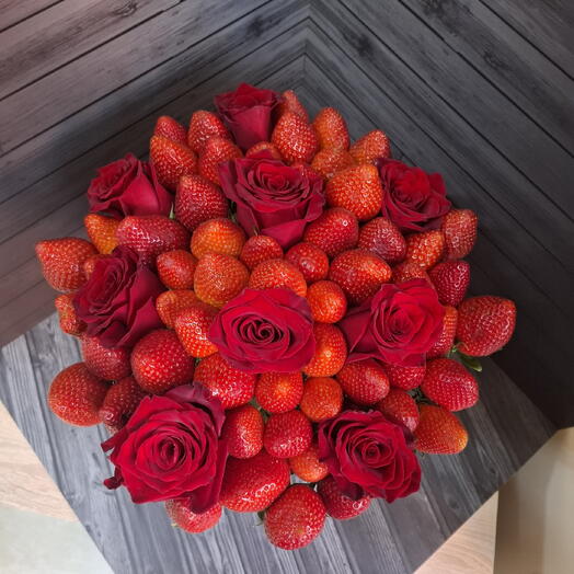 Клубника с розами