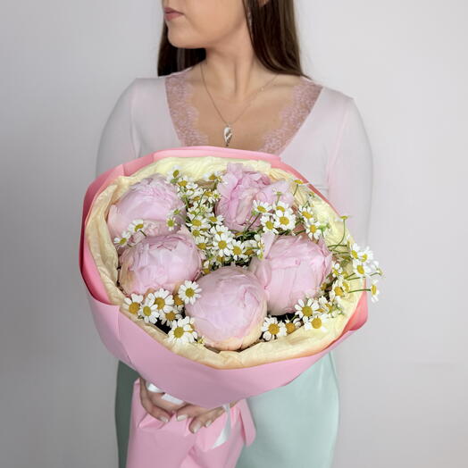 Розовые пионы и ромашка