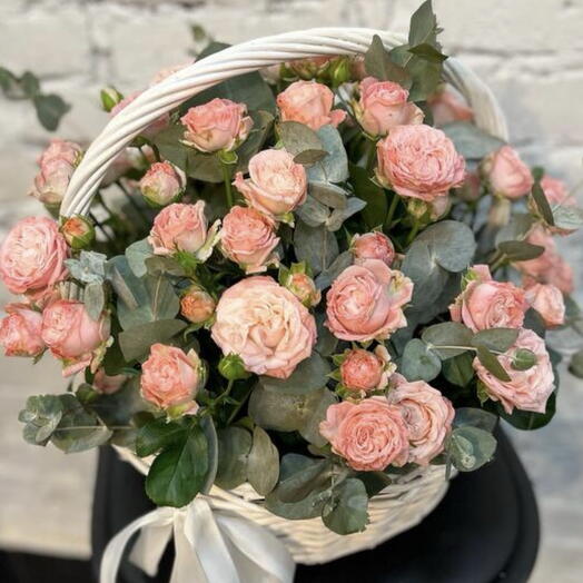Корзина из кустовых роз и эвкалиптом