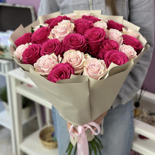 Нежно-розовые и малиновые розы 29 шт