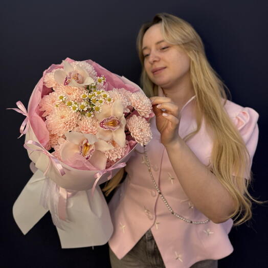 Нежный букет 🌼 из кустовой персиковой хризантемы, полевой ромашки и орхидей