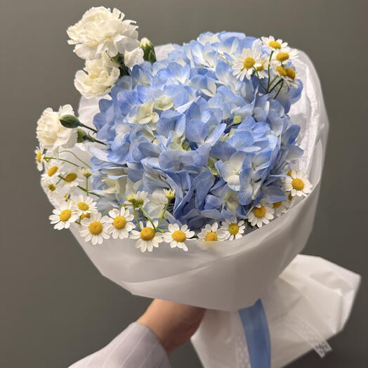 Букет с голубой гортензией и ромашкой🩵🌼