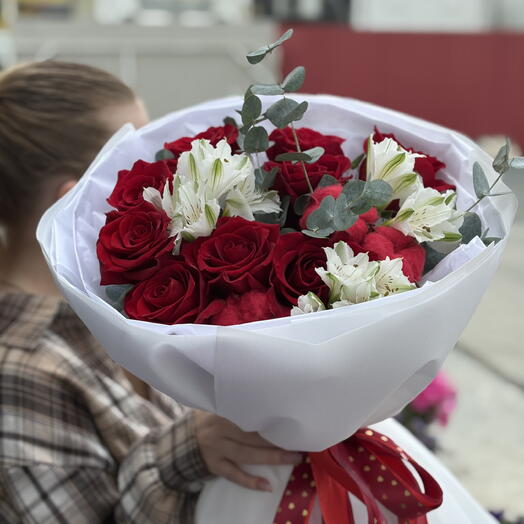 Розы и альстромерия