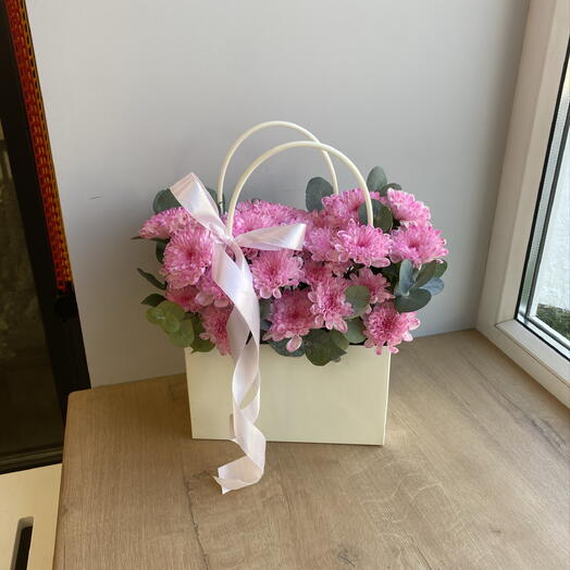 Композиция в сумочке с кустовой хризантемой