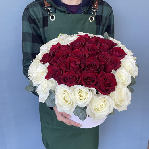 Шляпная коробка с белыми и красными розами