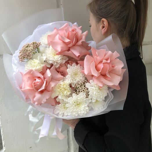 Букет ажурные розы, хризантема, Озотамнус