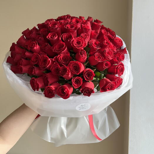 Роскошный букет из 101 красной розы