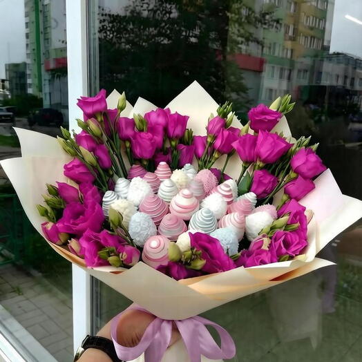 Розовая эустома, клубника в белом шоколаде