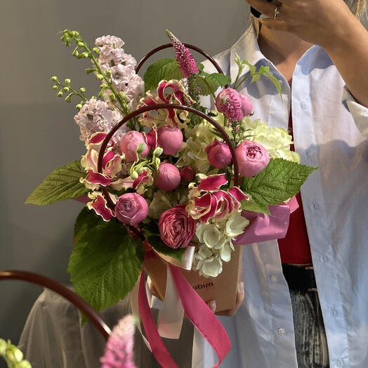 Композиция с глориозой и пионовидными розами 🌸🫶
