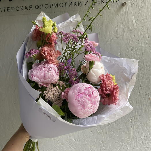 Букет с пионами и эустомой