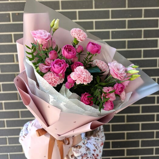 Ягодный микс с сезонной эустомой и кустовой пионовидной розой 💕