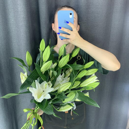 Букет из пяти лилий под ленту 💚🙌🏼