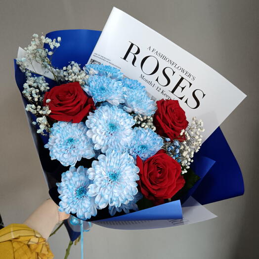 Букет из хризантемы и красной розы ️🌹💙