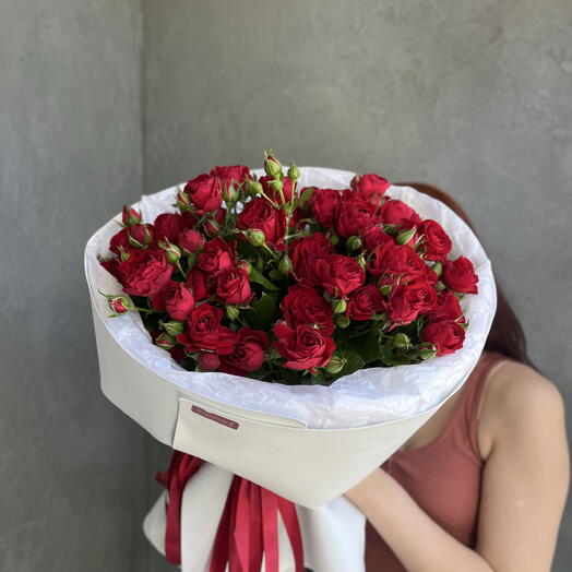 Монобукет из кустовых красных пионовидных роз