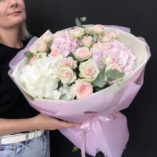 Букет из гортензий и кустовых роз