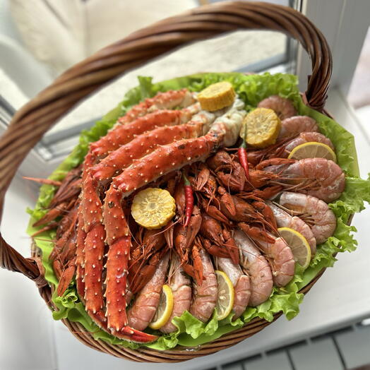 Корзина с морепродуктами , мужской букет