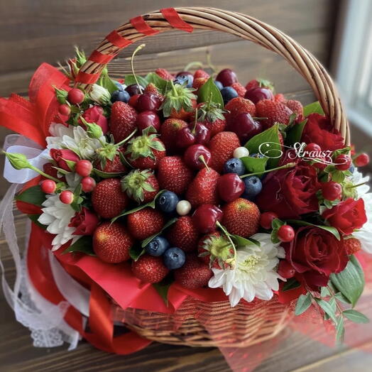 Корзина с фруктами и цветами