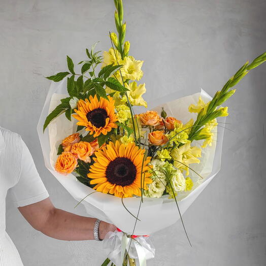 Букет с подсолнухами и жёлтыми гладиолусами солнечный🌻