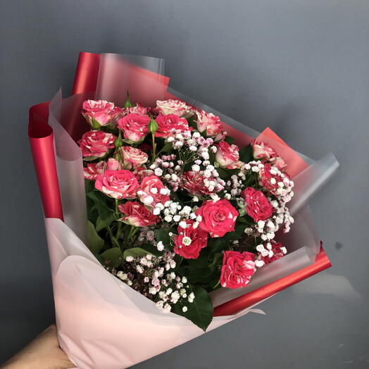Букет ярких кустовых роз с гипсофилой🩷🌺