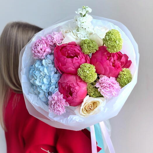 Модный букет с пионами Coral Charm