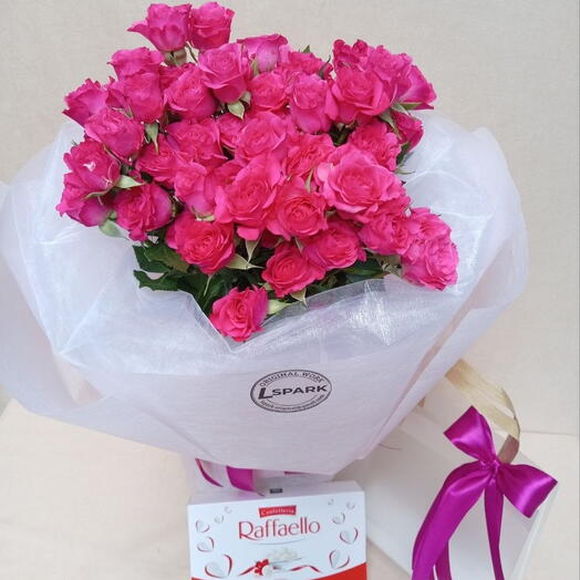 Bouquet of 7 raspberry-colored spray roses with Raffaello