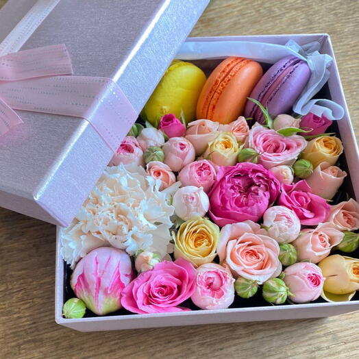 Sweet box with macaroons