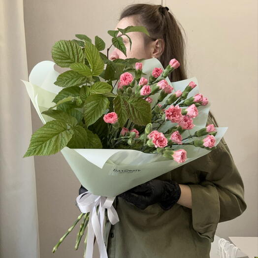 Интерьерный букет : кустовые розовые гвоздики и малина 🍃