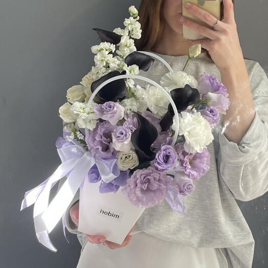 Композиция с темными каллами и сиреневой эустомой💜