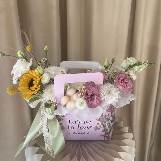 Сумочка с подсолнухом, эустомой и львиным зевом💝