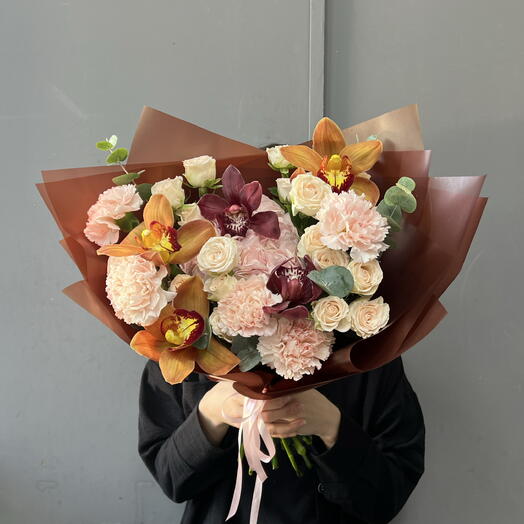 Стильный букет с кустовыми розами и орхидеями 🌹