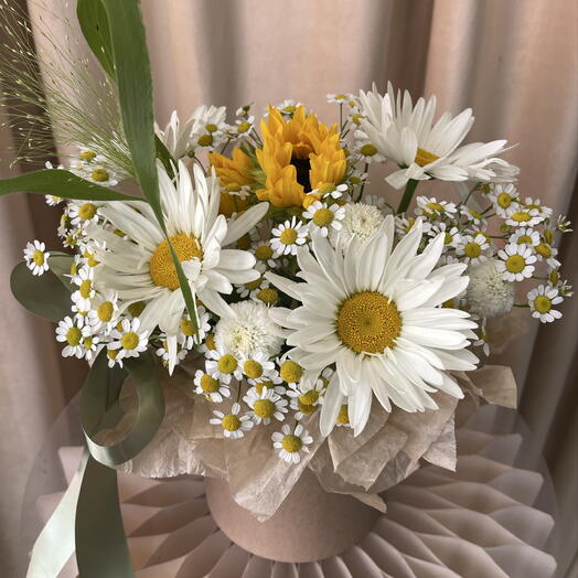 Композиция с ромашками в крафтовом цилиндре 💛