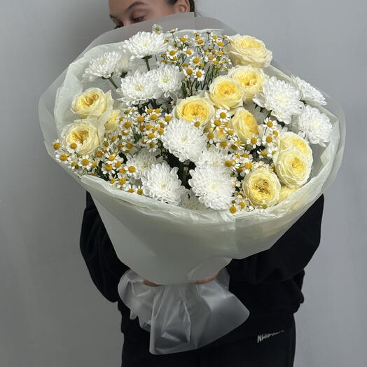 Кустовая роза, хризантема и ромашки
