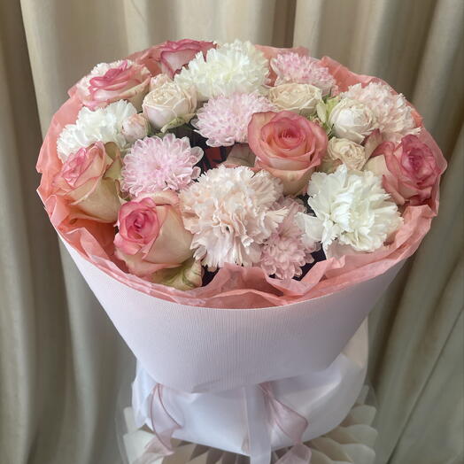 Букет с кустовыми хризантемами, розами и диантусами 🌸