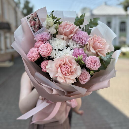 Букет Милашка из французских роз, диантусов, хризантем, эустомы и эвкалипта