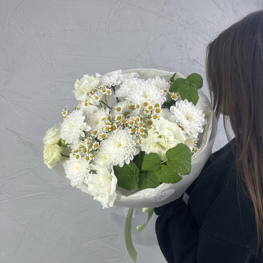 Букет с эустомой, ромашками и хризантемой