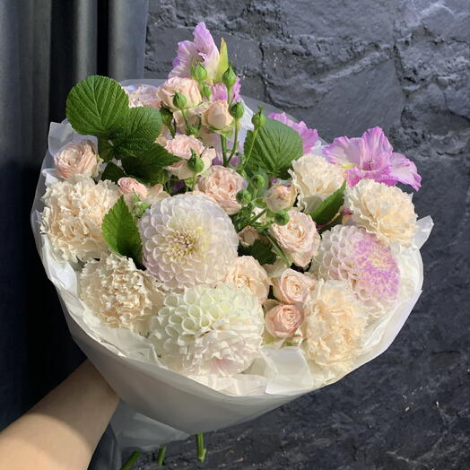Шикарный букет с кустовыми розами и георгинами🌸