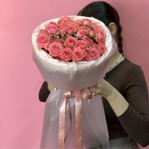 Букет с кустовыми розами в стильном оформлении 💕