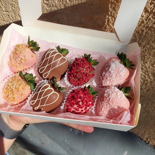 Набор 8 🍓 в розовом и молочном шоколаде