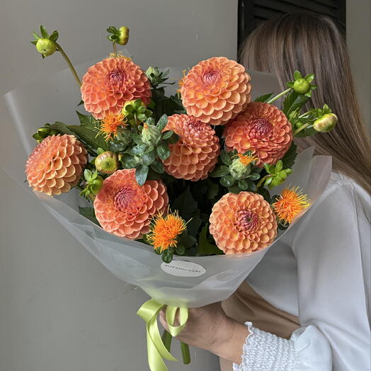 Георгины янтарного цвета и Картамус 🧡