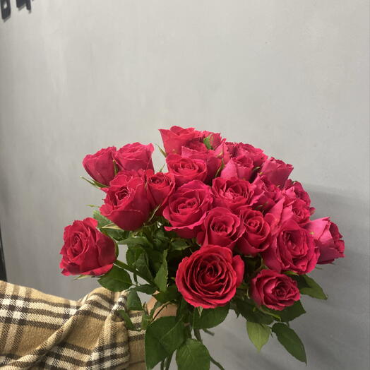 25 ярко малиновых роз