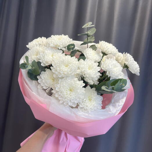 3 хризантемы с эвкалиптом в розовой упаковке💕
