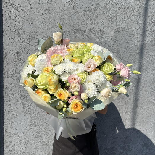 Букет с пионовидными кустовыми и одноголовыми розами