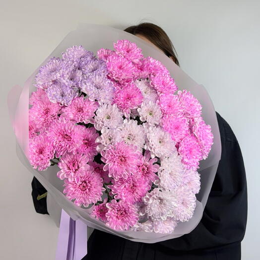 Дофаминовый букет от XOFLOWERS с кустовыми хризантемами розового и фиолетового оттенка (7 веток)