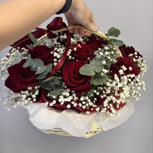 Корзина с красными розами