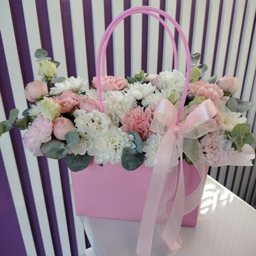 Композиция в сумочке с кустовой розой