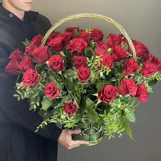 Корзина из красных роз « Мама мия»